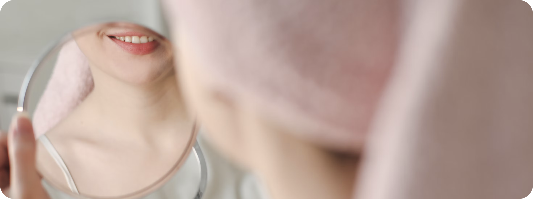 immagine donna che si guarda denti allo specchio
